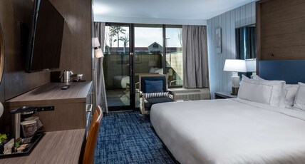 DoubleTree by Hilton Hot Springs Room Type - 1 KING GROUND FLR W  PATIO