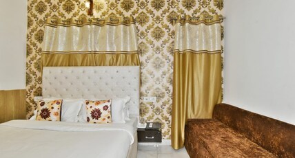 hotel sallow international Room Type - Deluxe Room - AC