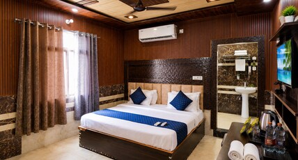 Luxury Palace Vrindavan Room Type - Deluxe Room
