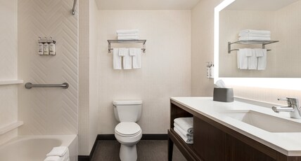 Holiday Inn Cheshire - Southington Room Type - 2 Queen Standard Communications Accessible