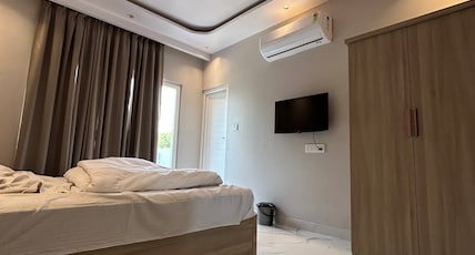 Baglamukhi Bliss Room Type - AC room with Balcony 1