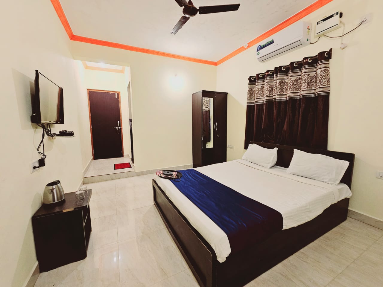 Shane beach hotel - Tap to explore photos