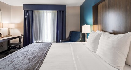 Best Western Town Center Inn Room Type - Accessible - 1 King, Mobility Accessible, Bathtub, Non-Smoking, Full Breakfast Best Western Town Center Inn Room Type - Accessible - 1 King, Mobility Accessible, Bathtub, Non-Smoking, Full Breakfast