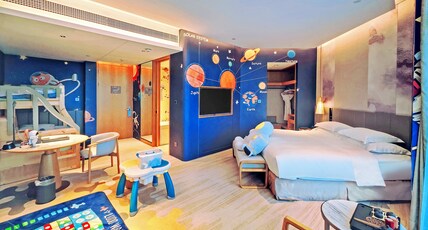 Crowne Plaza Huzhou Room Type - 1 King 1 Bunk Bed Premium Pool View