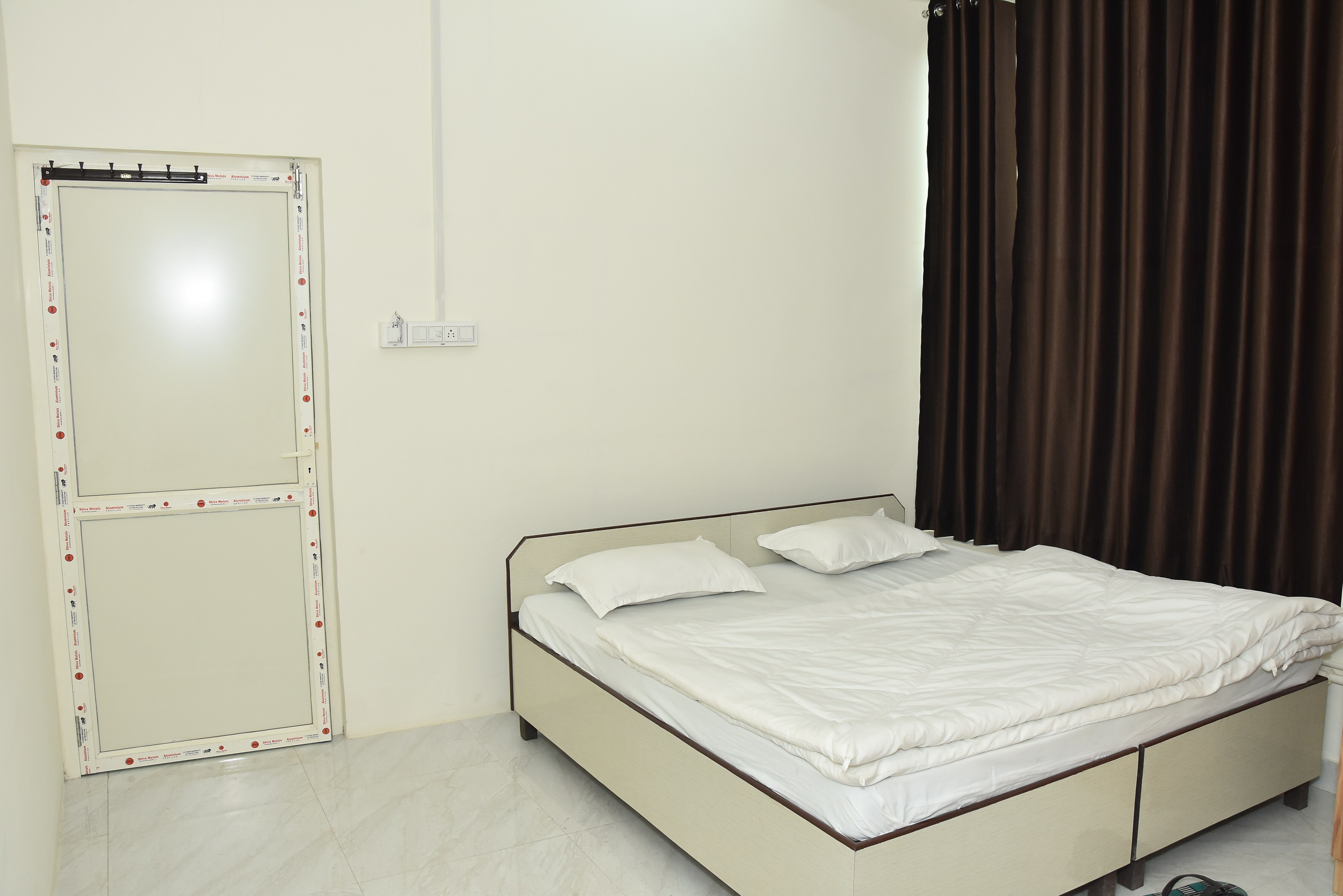 HOTEL CLASSIC - Tap to explore photos