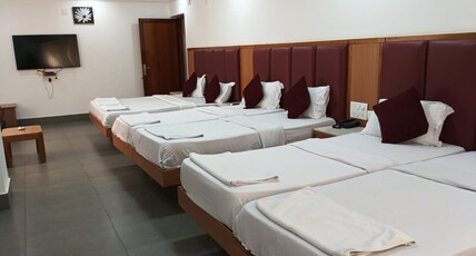 Hotel Janardana Room Type - 6 Bedded Family room