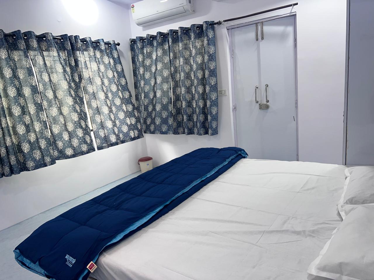 Cozy Room in Prominent Area - 2 - Tap to explore photos