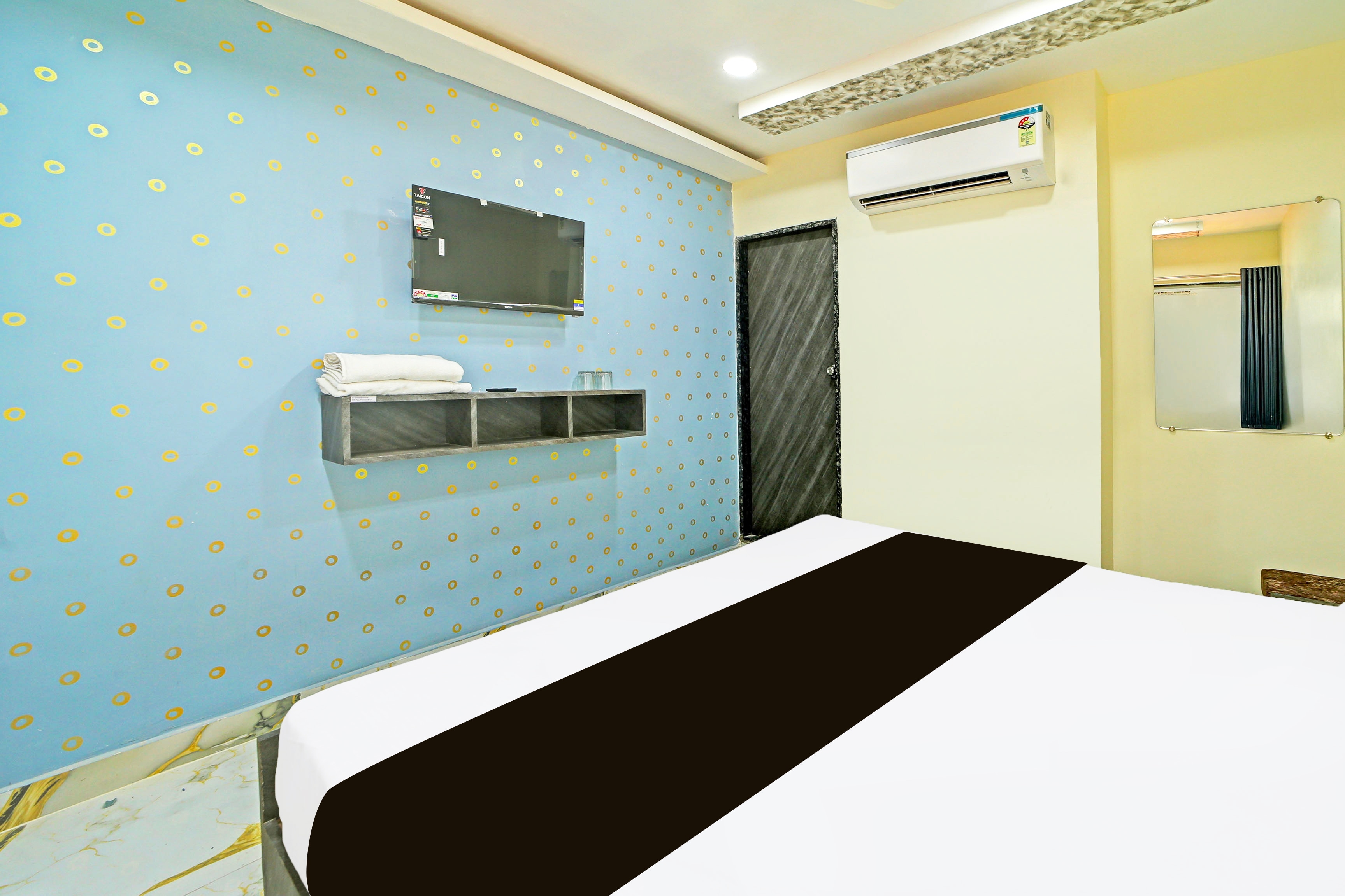 Hotel O Tanatan Premium - Tap to explore photos