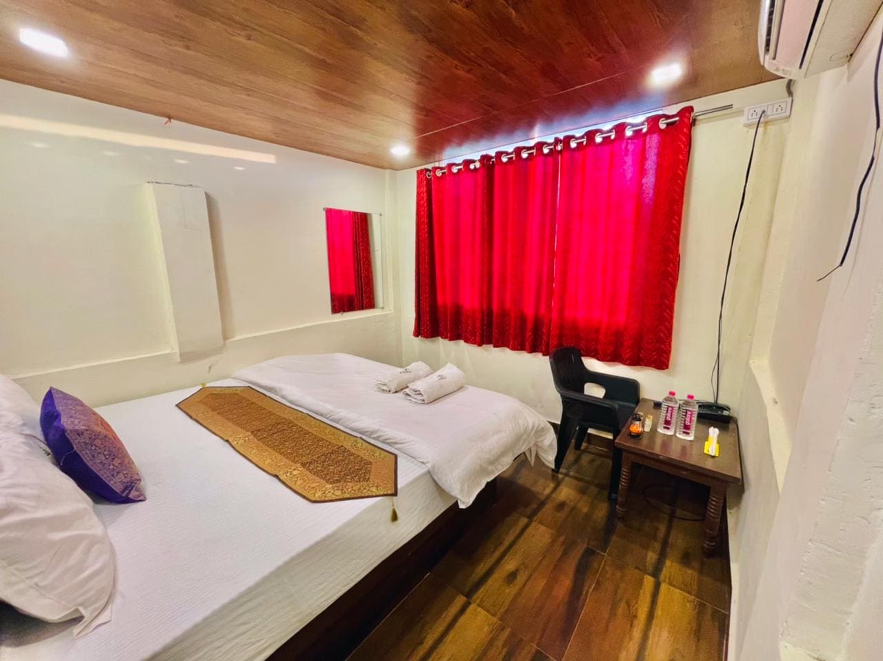 Brahmbhatt Hotel - Tap to explore photos