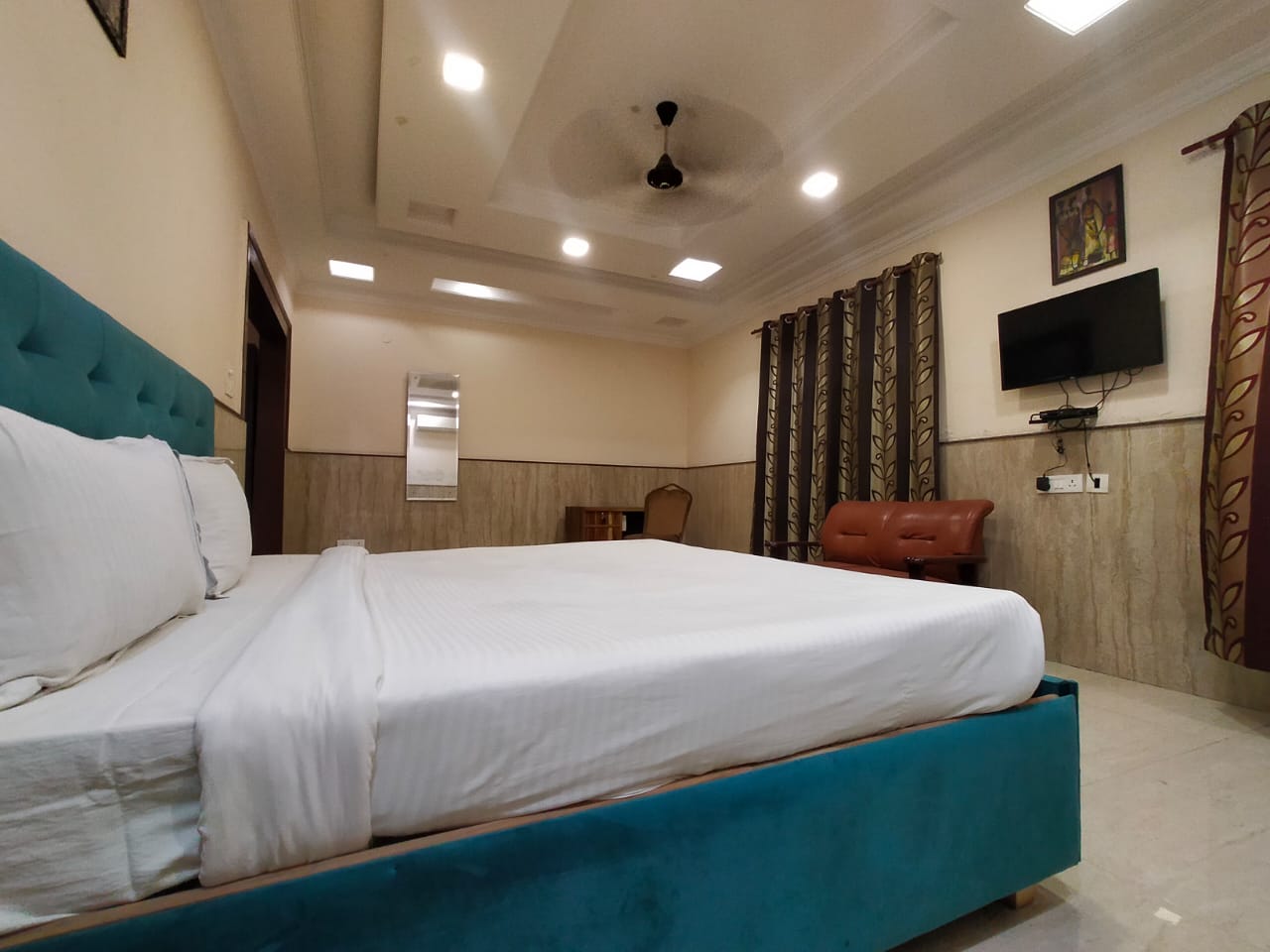 Redisston Hotel - Tap to explore photos