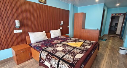 Hotel Little Hut - 550 mts from Mall Road Room Type - Mountain View Room