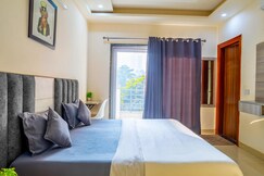 Housr Sector 27 Supermart 1 Near Galleria Market