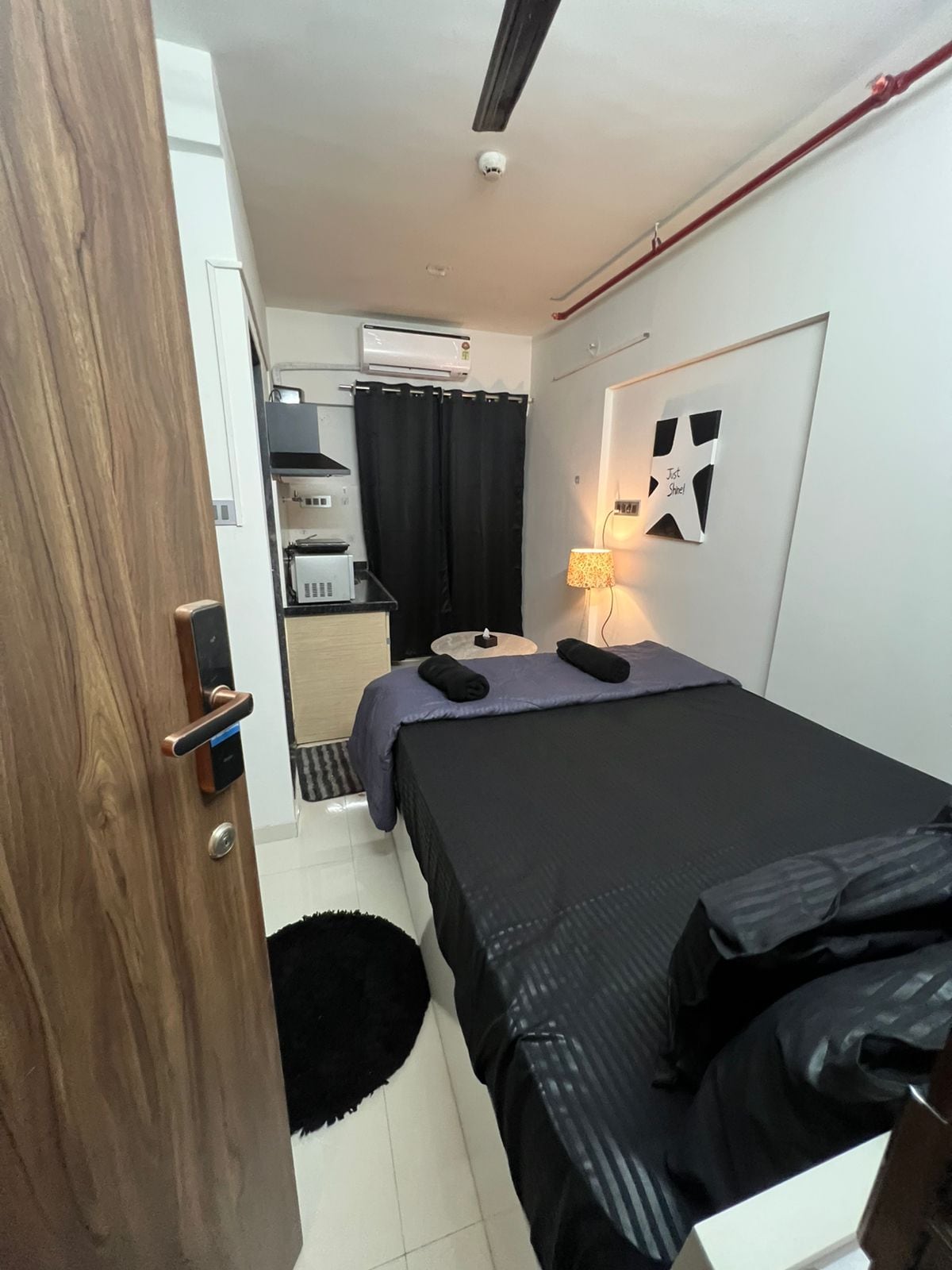 Zen Studio Near Airport Couple Friendly WiFi - Tap to explore photos