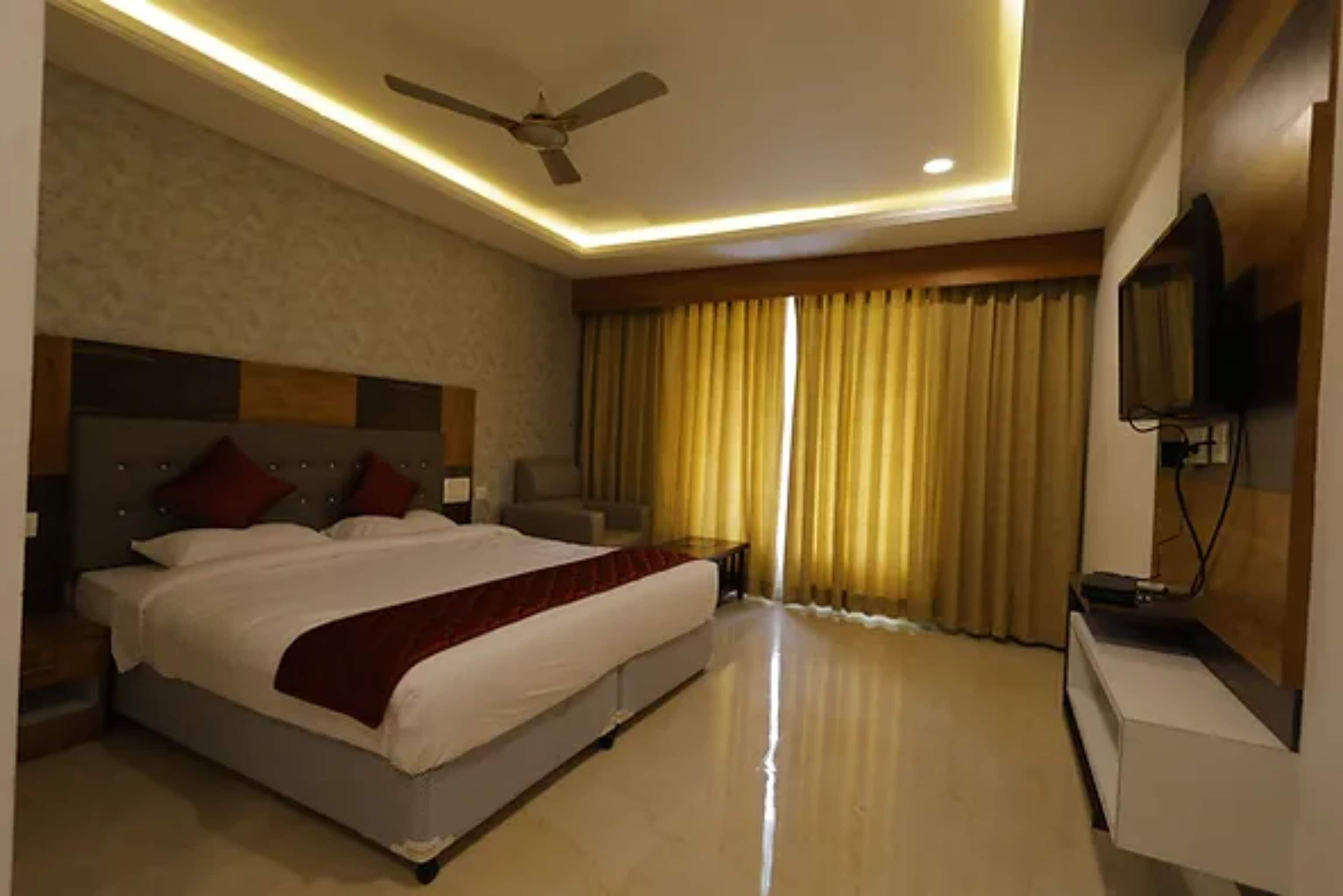 Hotel Woodside Prestige - Tap to explore photos