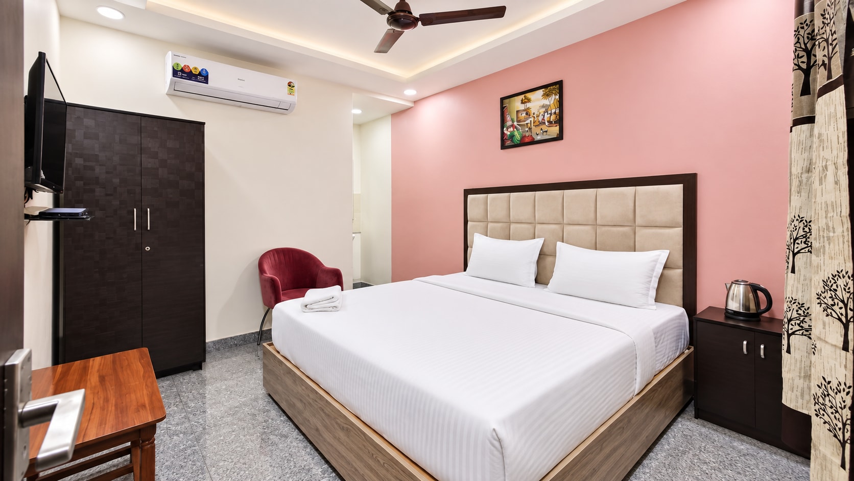 Redstone Service Apartment Nungambakkam - Tap to explore photos