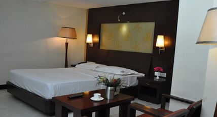 Hotel Shaans Room Type - Deluxe Room With Work Desk