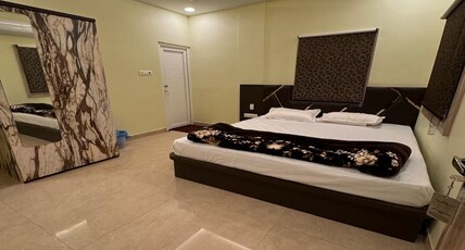 USHA GUEST HOUSE Room Type - Deluxe Room
