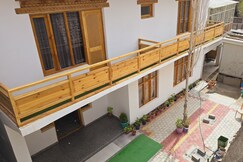Mujoo Guest House | Walking Distance From Leh market