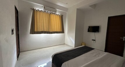 Hotel Shree Niwara Room Type - Super Deluxe Room with Balcony 