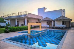 3 BHK Outhouse w Pool Fire Pit Chef