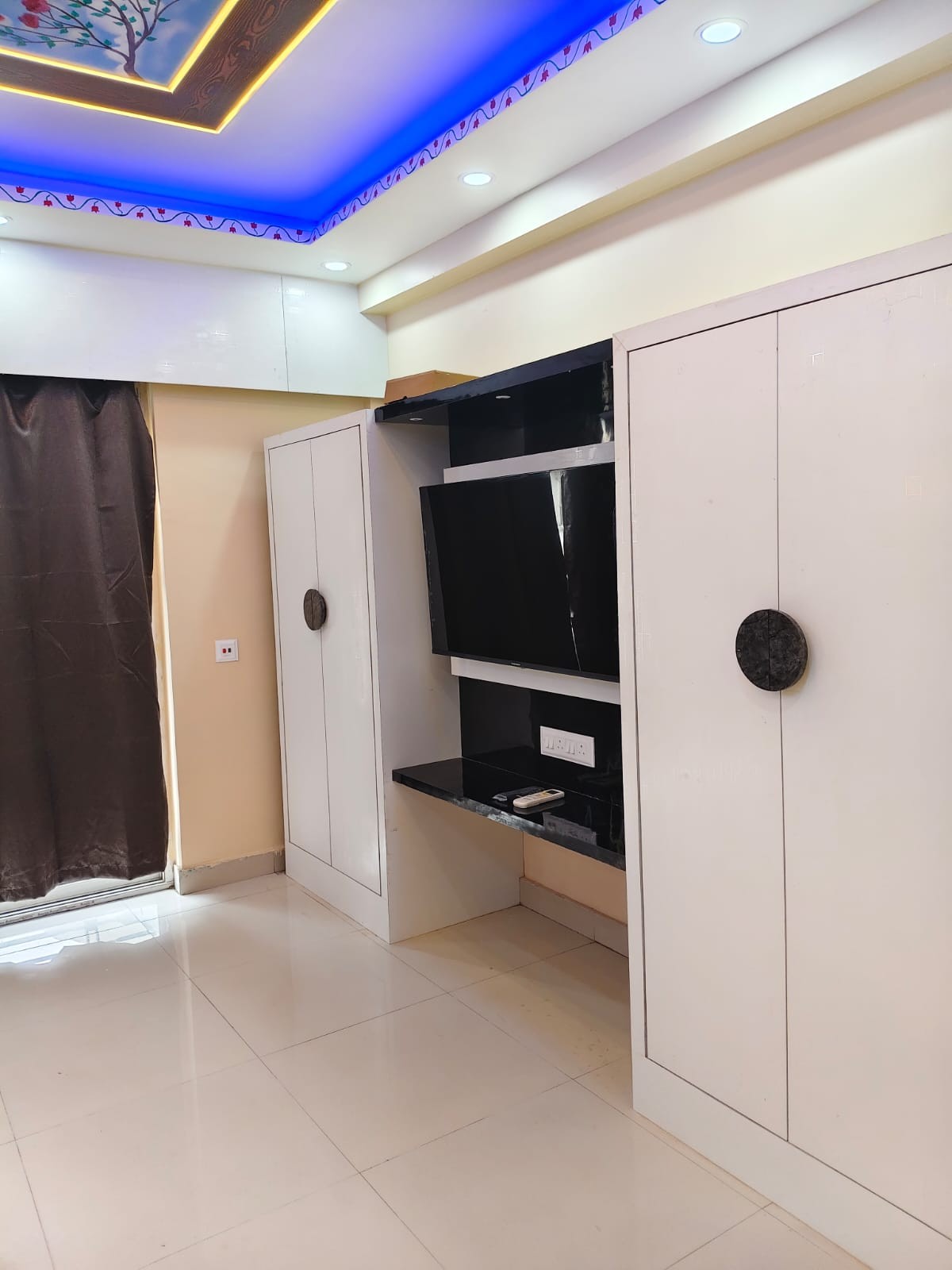 Modern Jacuzzi Studio 733 || Entire 1RK, 15 minutes from Airport - Tap to explore photos
