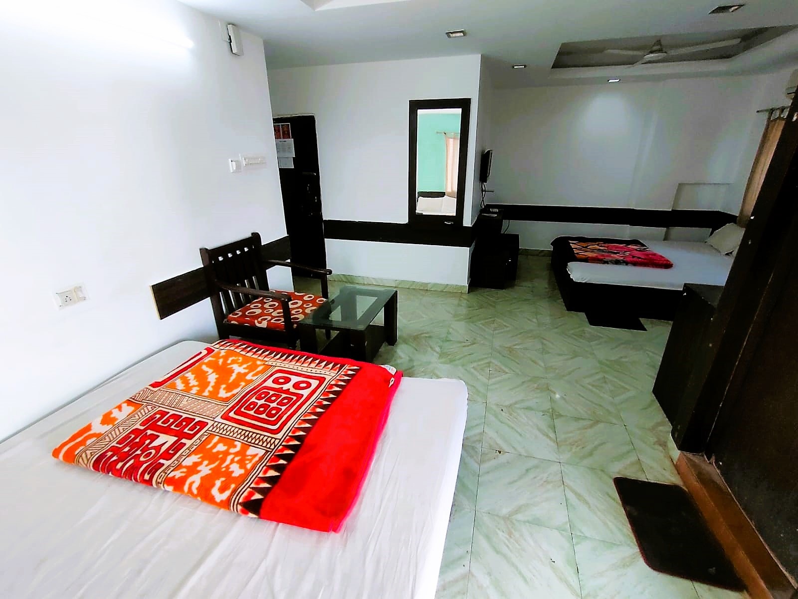 STAYMAKER Chakra Nayan Tara Sonu Inn - Tap to explore photos