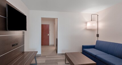 Holiday Inn Express ELLENSBURG Room Type - 2 Queen Suite Additional Living Area