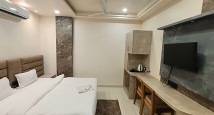 The Monarch Room Type - Superior Deluxe AC
