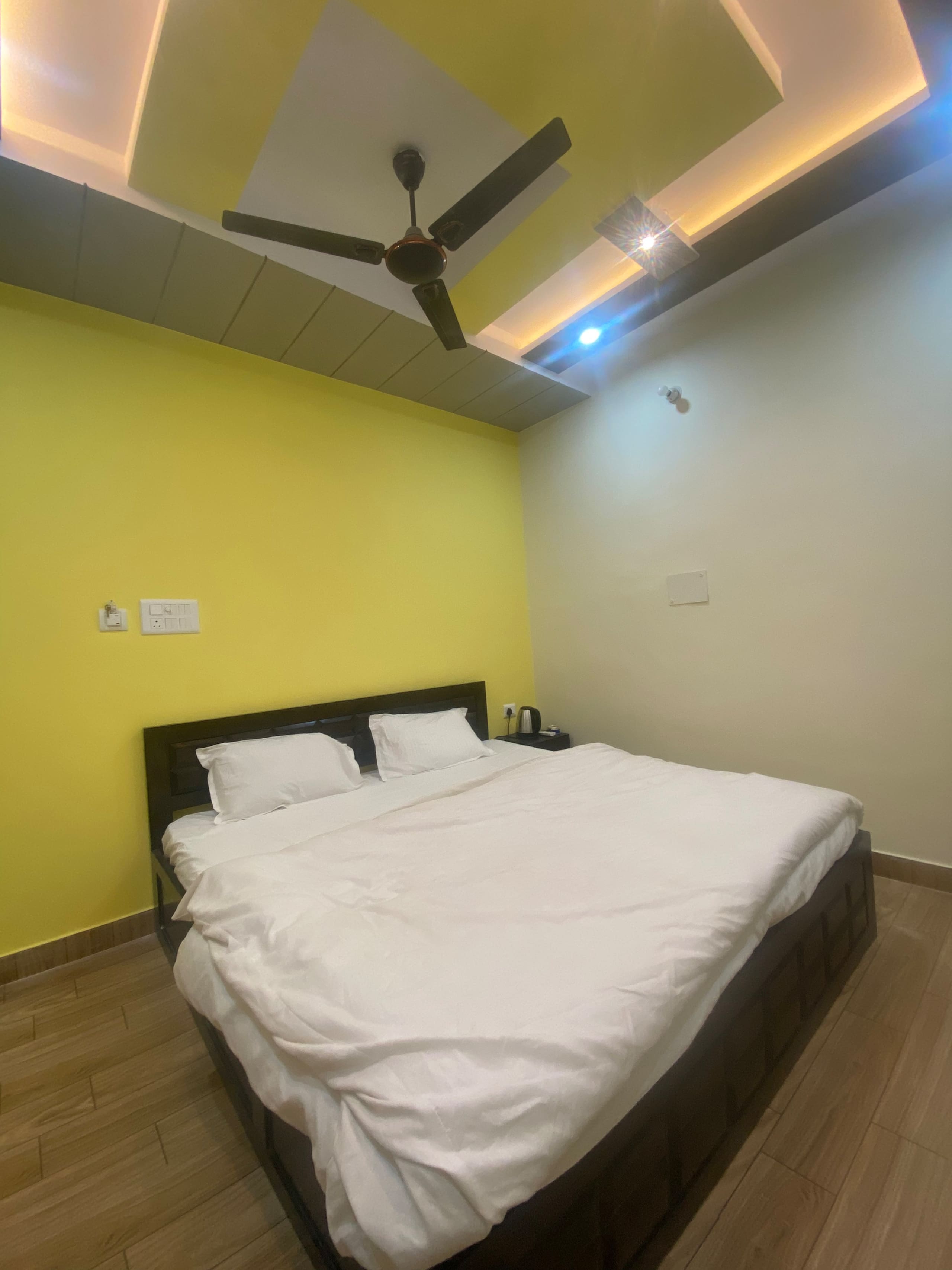 Single Room on highway Shivsatwik homestay - Tap to explore photos