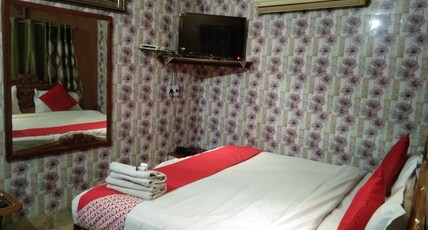Hotel Rashmi Room Type - Deluxe Double Room