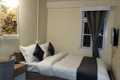 Cozy Cubicles 400M from MG Marg