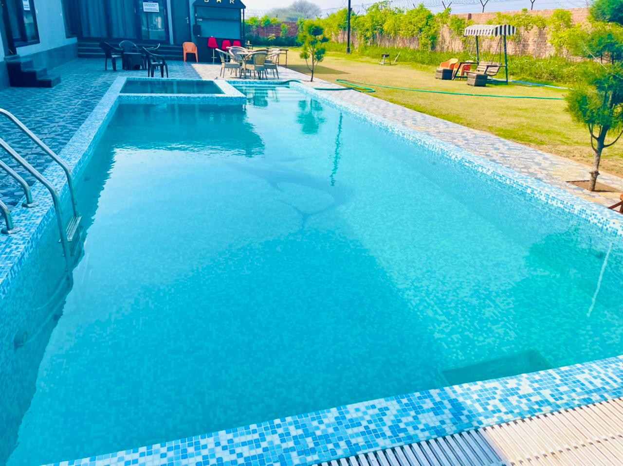 Apple luxury with private pool - Tap to explore photos