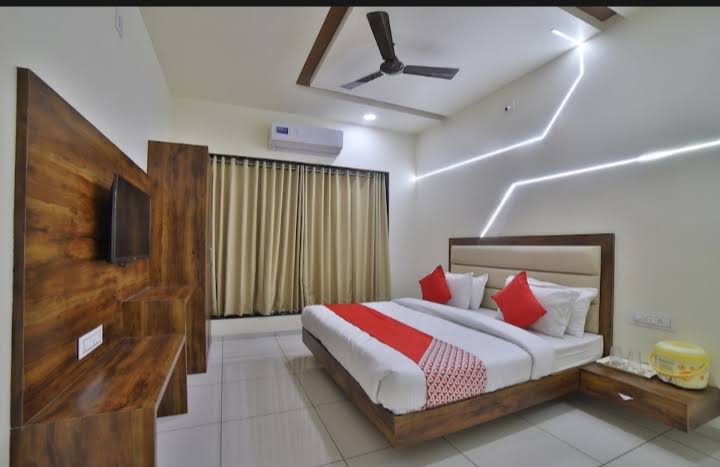 Hotel Kailash - Tap to explore photos