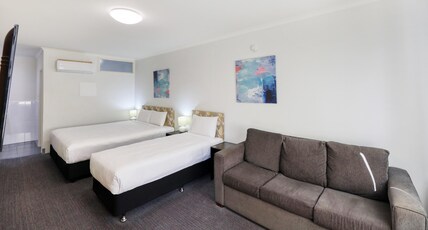Best Western Cattle City Motor Inn Room Type - 1 King 1 Single, Non-Smoking, Deluxe Room, Work Desk, Cable Tv, Air-Conditioned, Wi-Fi