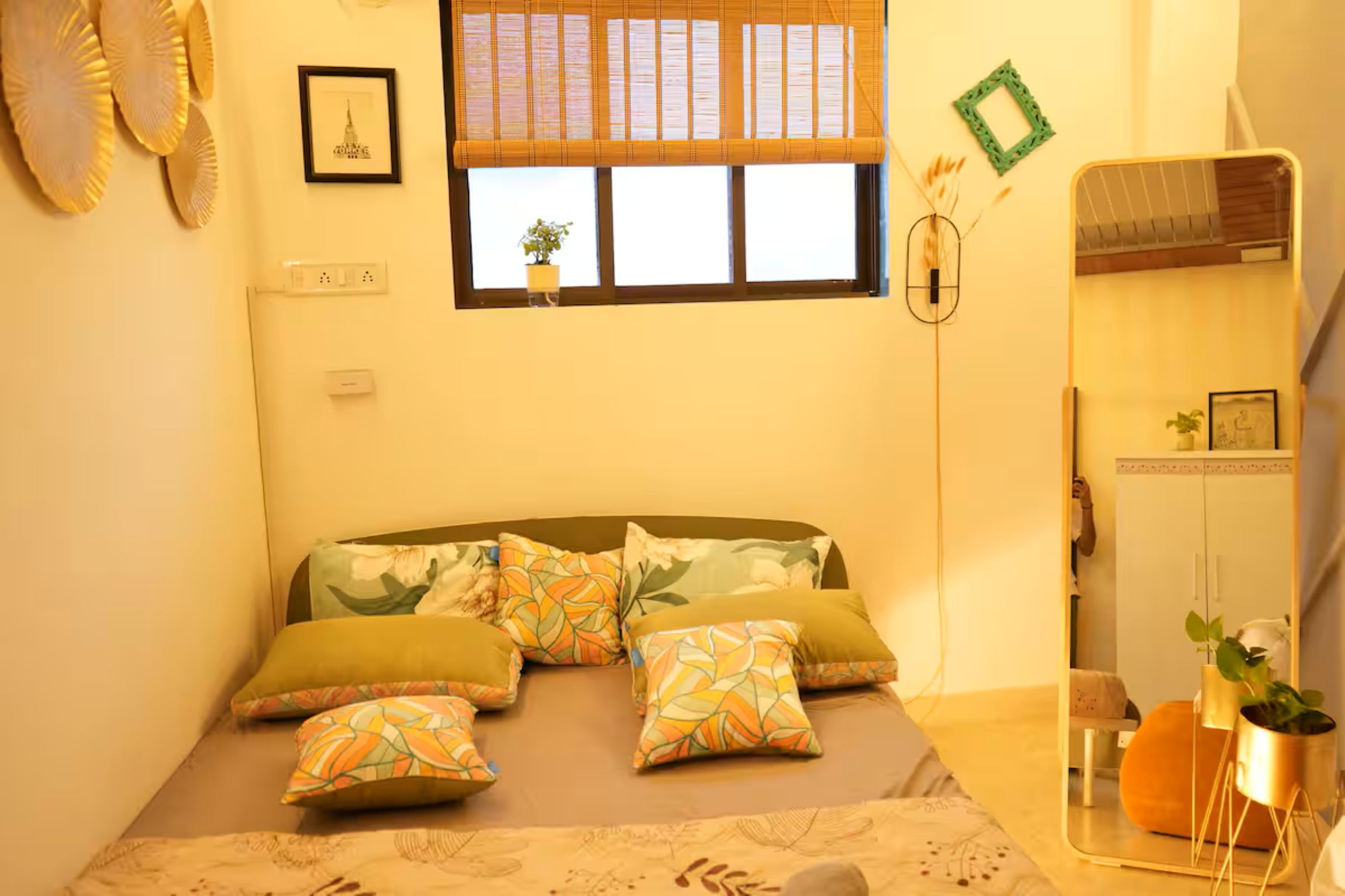 Bonjour Bandra: Cozy & Chic Retreat Off Carter Rd - Tap to explore photos