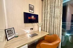 The Cosmo  CitySkyline View Netflix