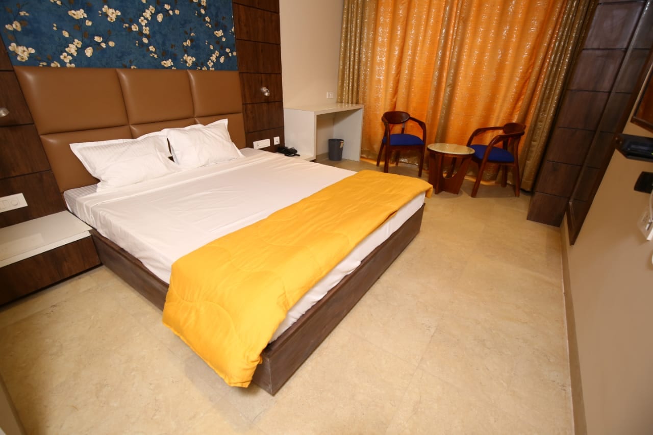Hotel Manbhavan - 300 MTR from Krishna Janam Bhumi - Tap to explore photos