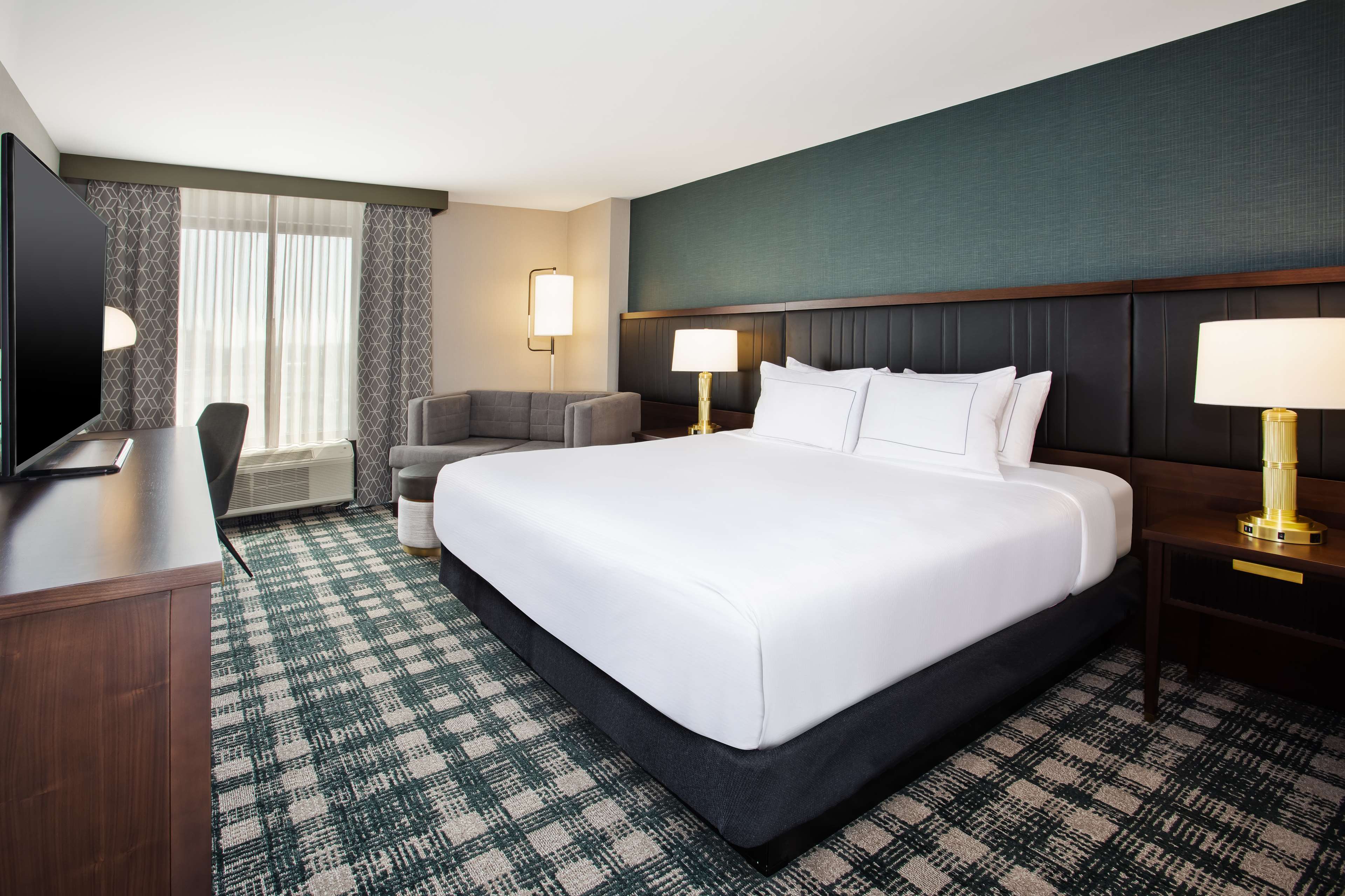 DoubleTree by Hilton Lansing - Tap to explore photos