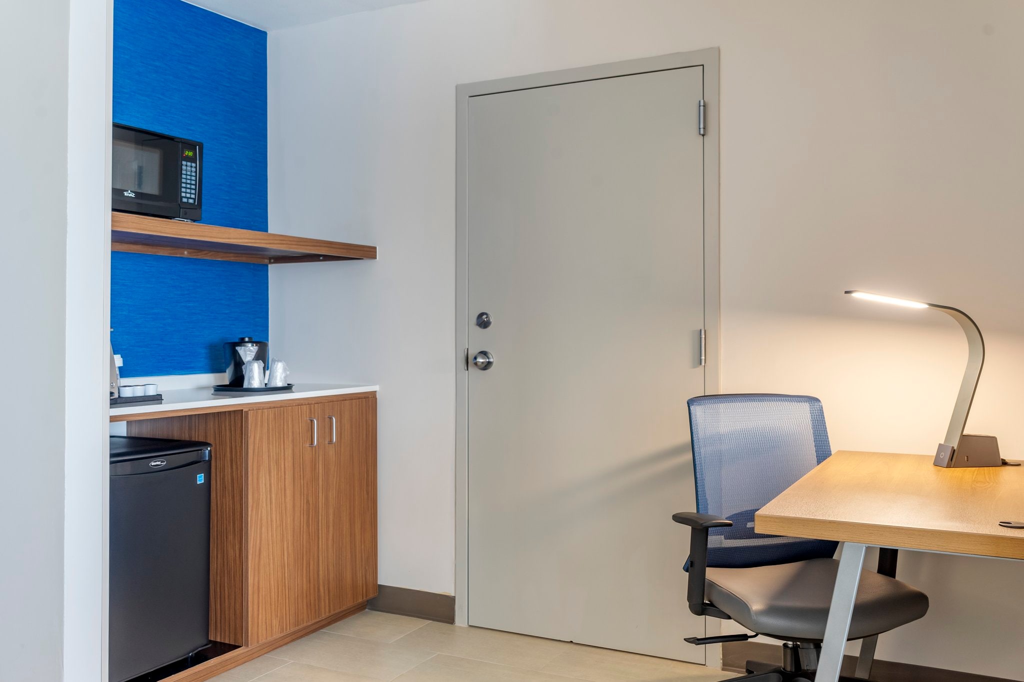 Holiday Inn Express Hotel & Suites Albuquerque Midtown - Tap to explore photos