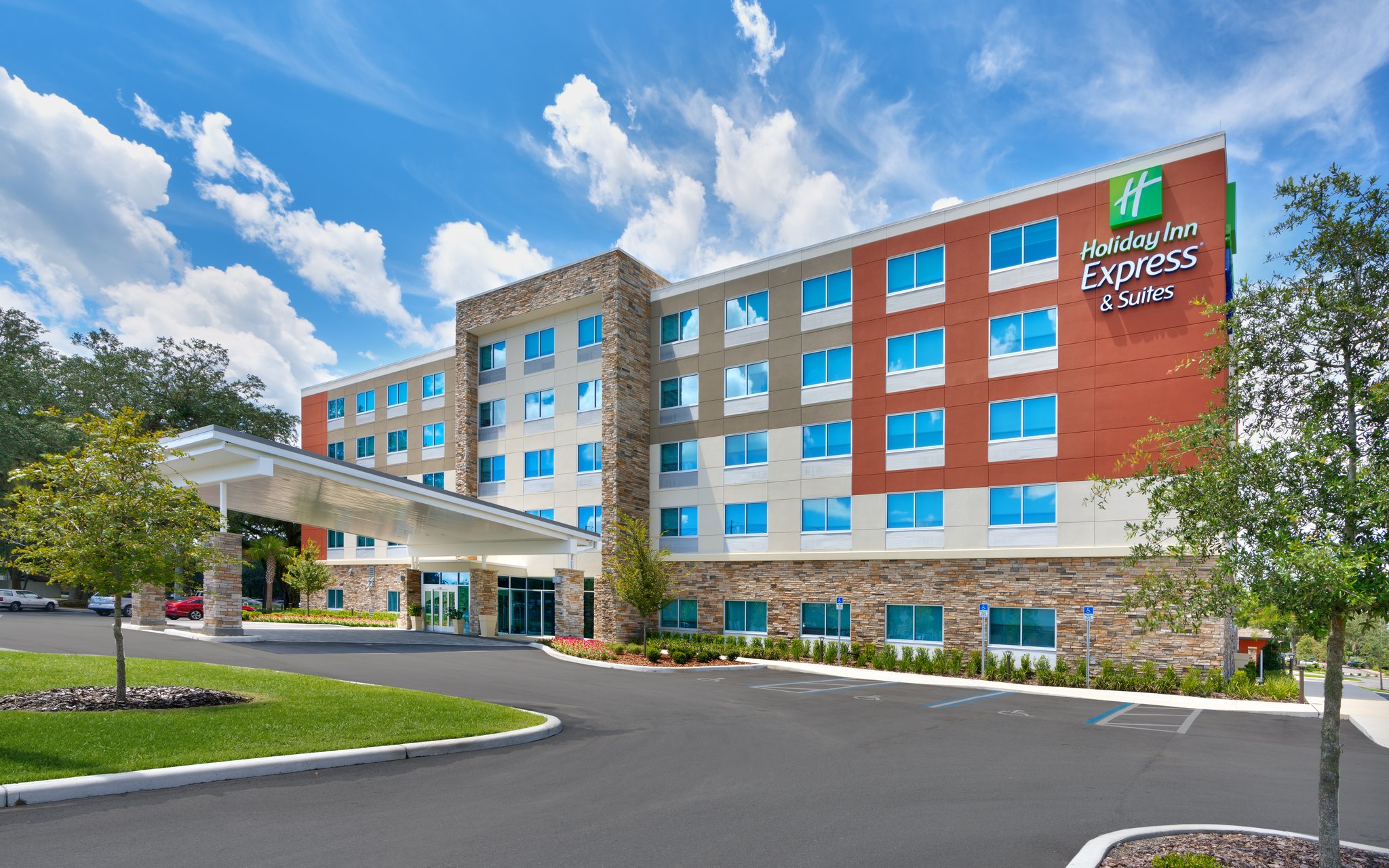 Holiday Inn Express & Suites Gainesville I-75 - Tap to explore photos