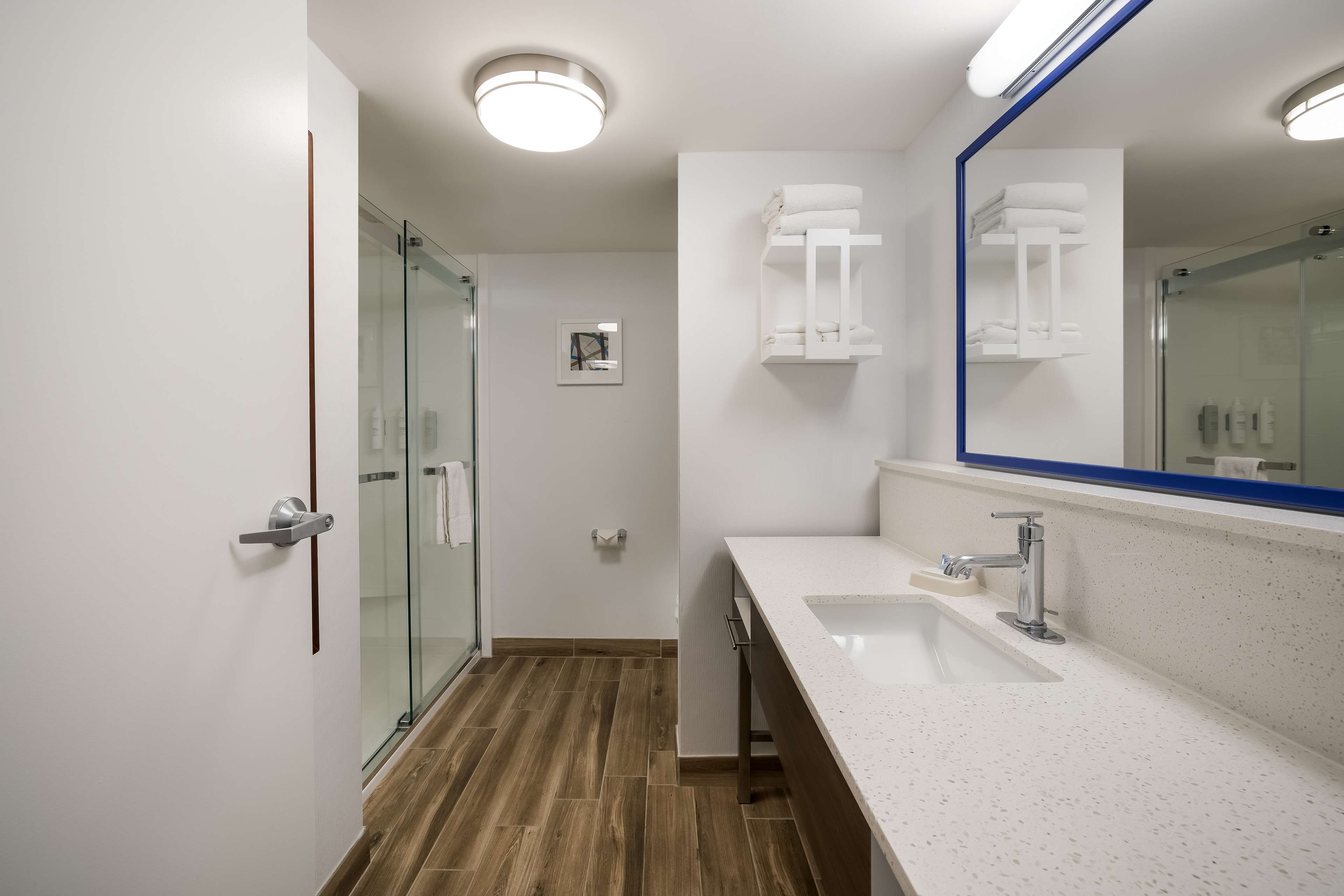 Hampton Inn by Hilton McHenry - Tap to explore photos