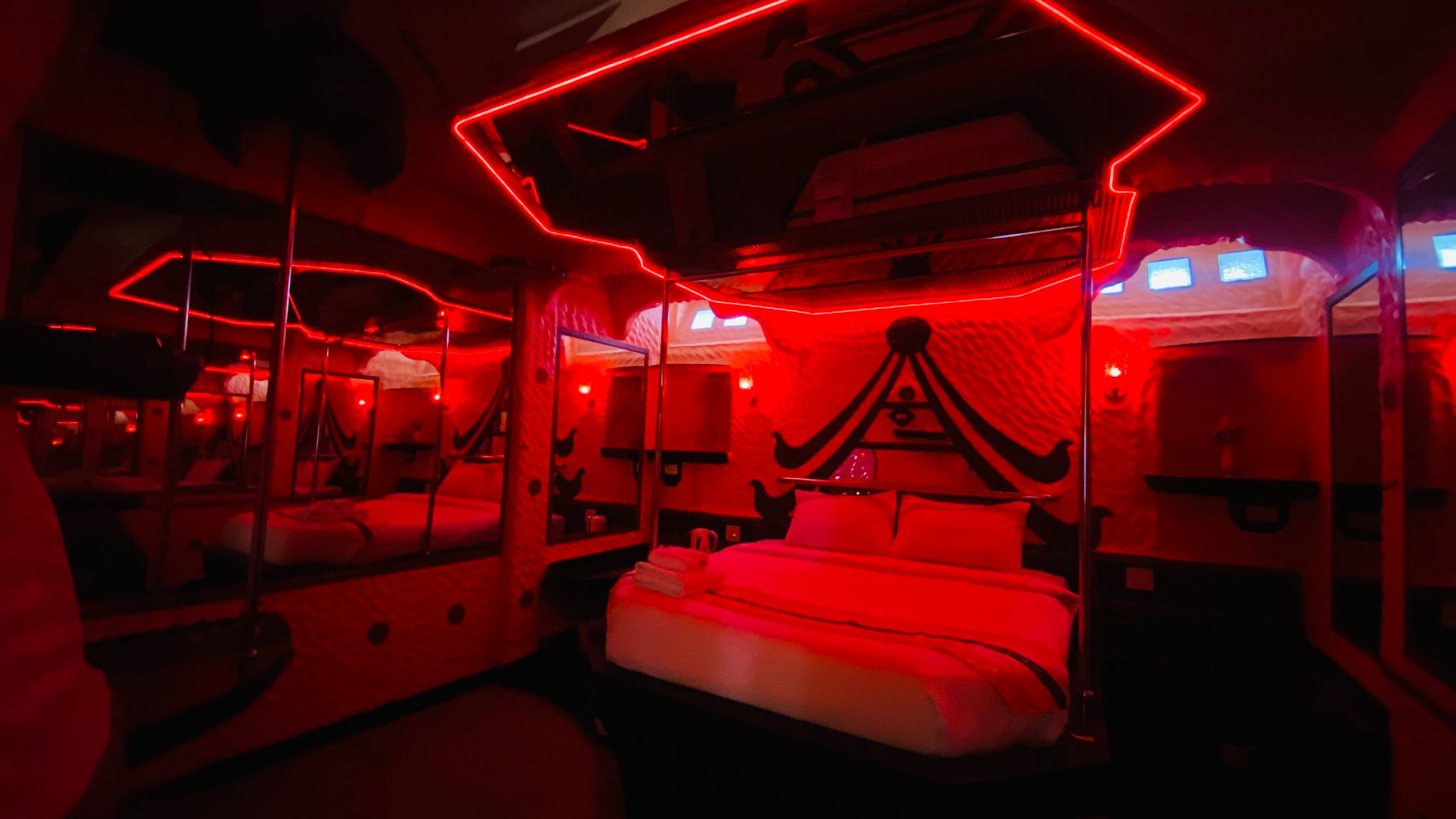 Penthouse Hotel Pattaya - Tap to explore photos