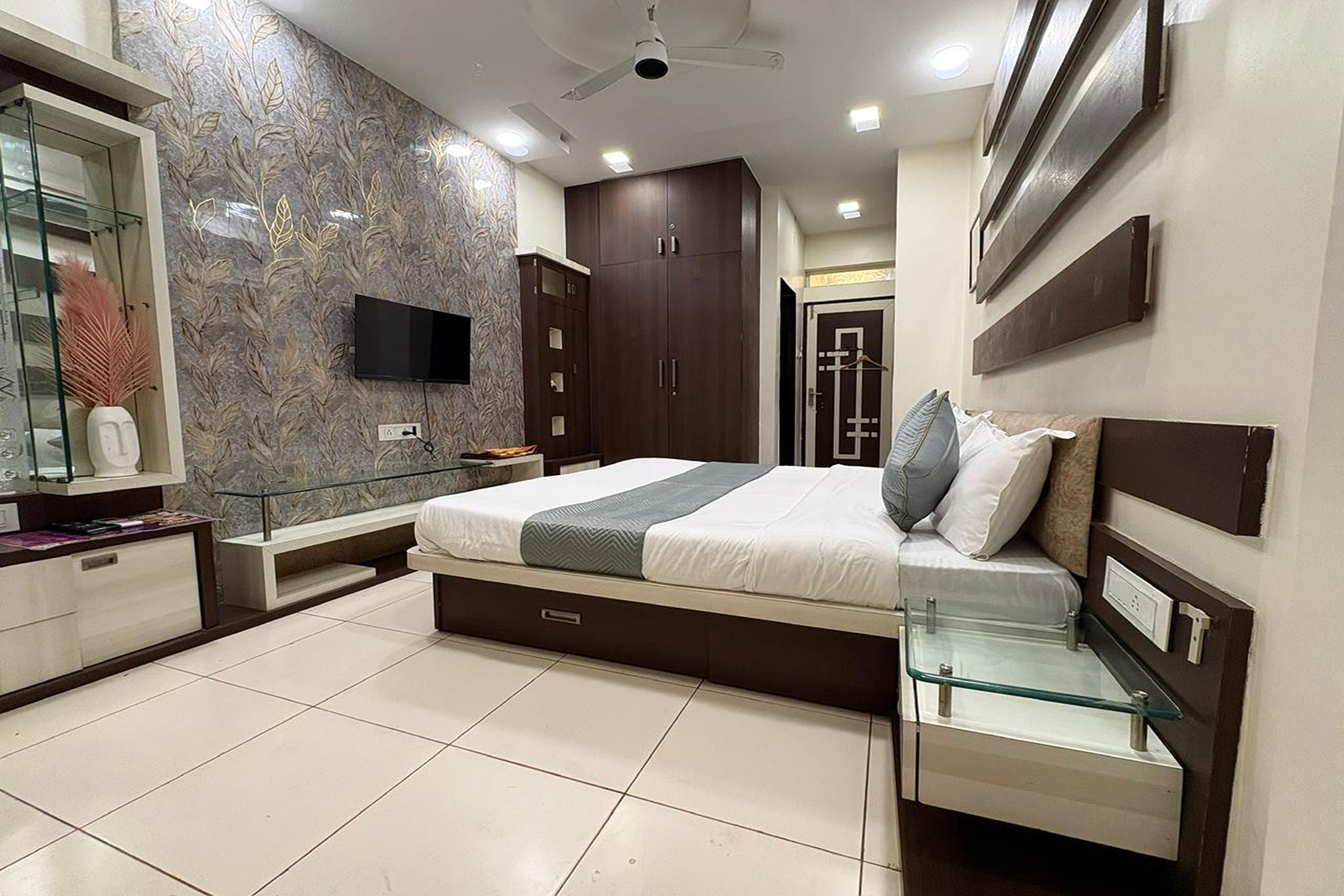 Hotel Anantshree near Mahakaleshwar Temple Ujjain - Tap to explore photos