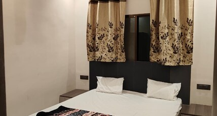 Hotel Vardaan Dormitory & Restaurant Room Type - Luxury rooms with Downtown Destination