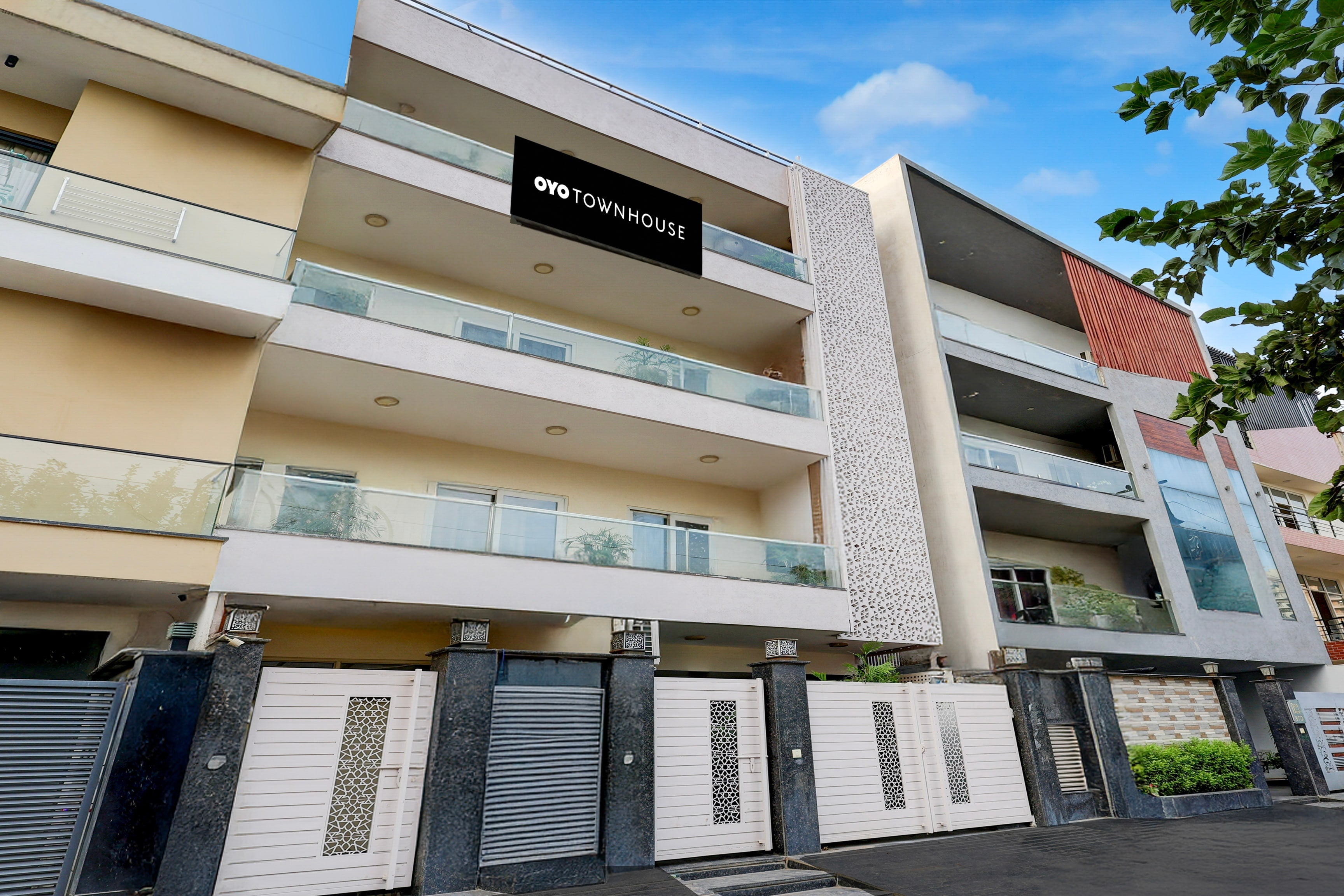 Townhouse Hotel Sec- 54 Golf Course Road - Tap to explore photos