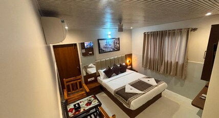 HOTEL VISHWADARSHAN Room Type - DELUXE ROOM