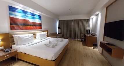 YMCA International Centre Room Type - Premium Room King Bed with Balcony