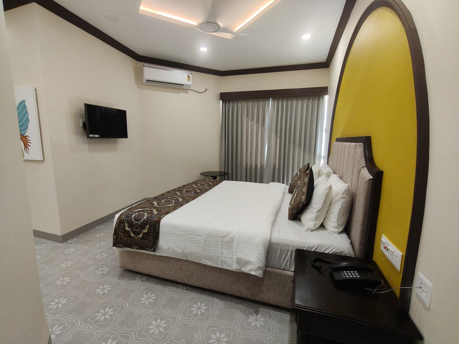 Hotel  Prabhupada - Tap to explore photos