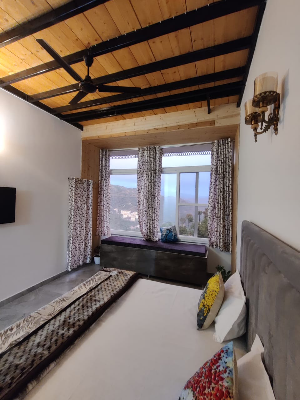 Whistling Pines Kasauli Villa - Tap to explore photos