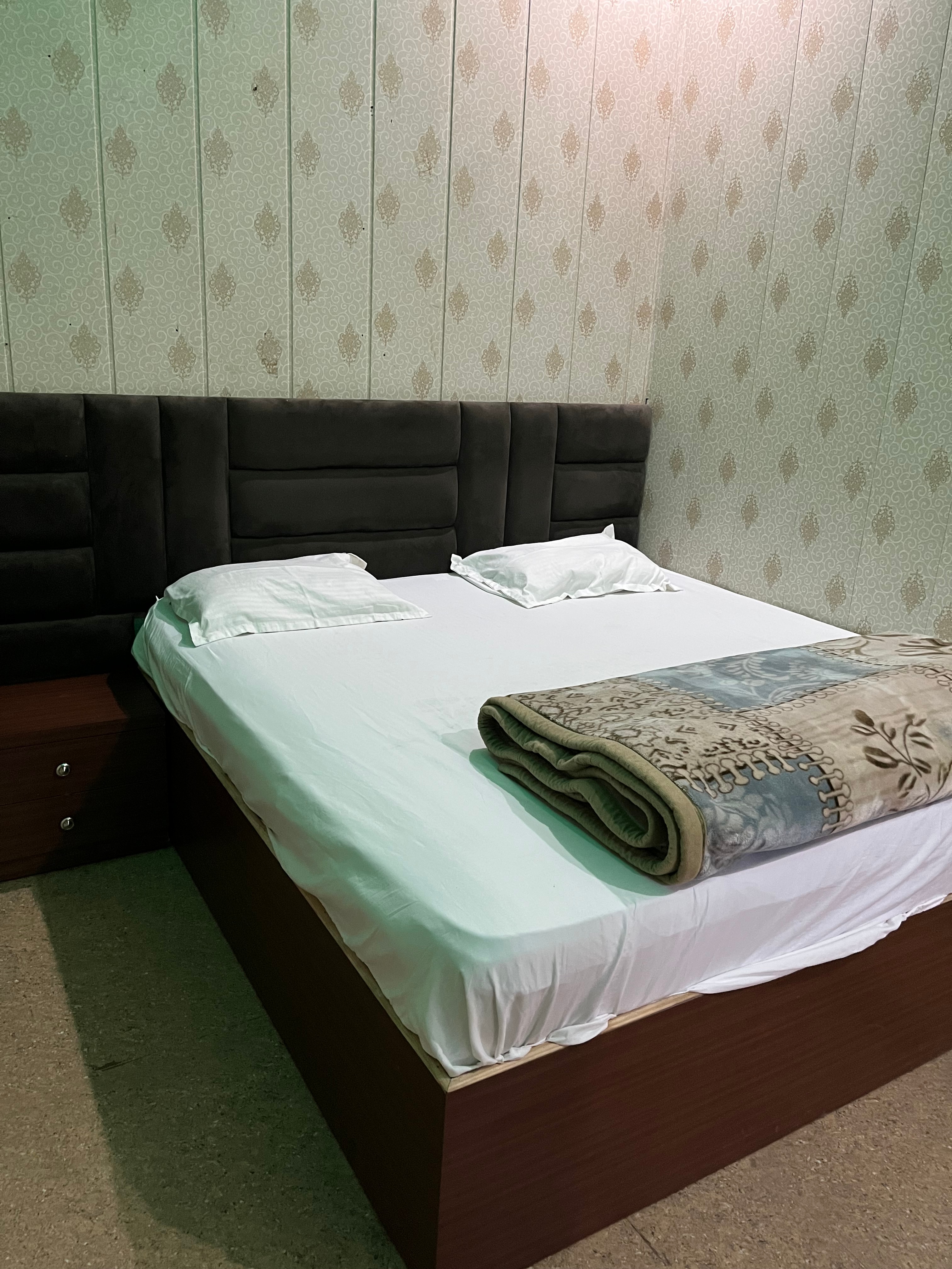 G & G PALACE - Tap to explore photos